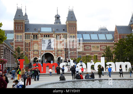 AMSTERDAM, Paesi Bassi - 18 agosto 2015: vista sul Rijksmuseum (Nazionale Museo di Stato) con parole, popolare destinazione turistica in amsterdam, Antille Foto Stock