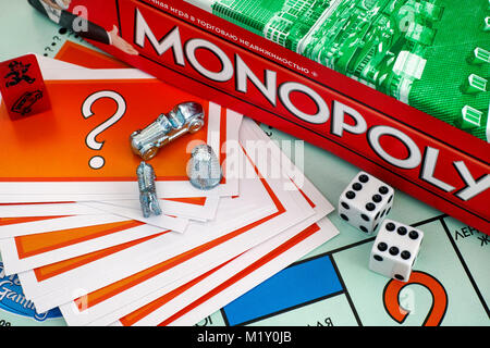 Tambov, Federazione Russa - 26 gennaio 2018 monopolio Board Game Box, possibilità card, token, cubetti om gameboard. Studio shot. Foto Stock