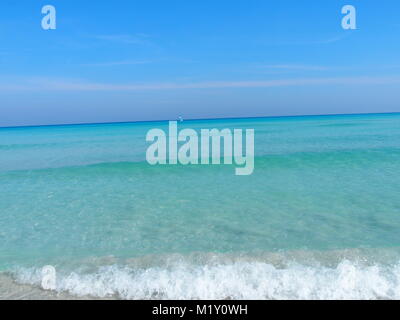 Spiaggia di sabbia a mare dei Caraibi nella città di Varadero a Cuba con acqua chiara sul mare paesaggio e palme esotiche e alberi e cielo blu chiaro nel 2017. Foto Stock