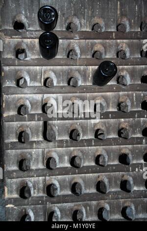 Bottiglie di vino in una cantina, tufo, Avellino, Campania, Italia Foto Stock