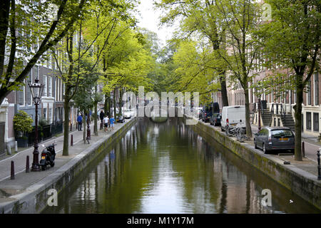 AMSTERDAM, Paesi Bassi - 18 agosto; 2015: vista sulla bella strada Oudezijds Achterburgwal, la vita di strada, canal e turisti. Amsterdam è la capitale Foto Stock