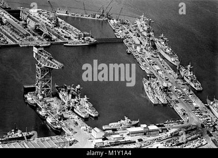 AJAXNETPHOTO. 19gennaio 1972. PORTSMOUTH INGHILTERRA - base navale - UN GIGANTE 250 TON GRU HAMMERHEAD DOMINA NR 3 bacino ed è un punto di riferimento per miglia e miglia intorno alla città. Il bacino è stato creato da tre bacini di precedenti. A nord ovest di parete e fontana Pontile Lago può essere visto in alto e a destra. Foto:JONATHAN EASTLAND/AJAX REF:357241 PNB 01 Foto Stock