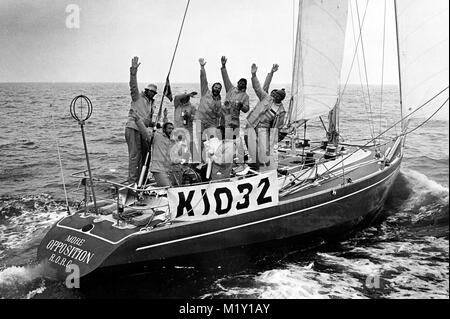 AJAXNETPHOTO. 1976. PORTSMOUTH, Inghilterra. - YACHT attraversa la finitura - più opposizione. SKIPPER:ROBIN KNOX JOHNSTON. Foto:JONATHAN EASTLAND/AJAX Foto Stock