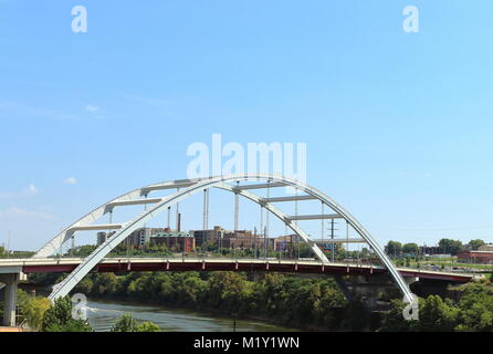 Il coreano veterani Blvd ponte attraverso il Cumberland River Nashville, Tennessee Foto Stock