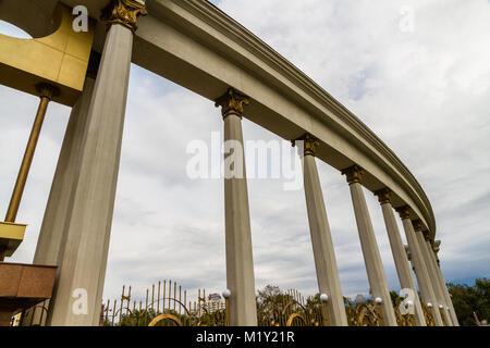 Pilastri accanto all'Arco d'ingresso al primo presidente del parco, Almaty, Kazakhstan Foto Stock