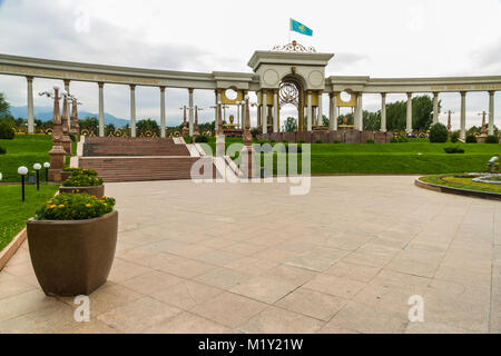 Pilastri e l'arco di entrata al primo presidente del parco, Almaty, Kazakhstan Foto Stock