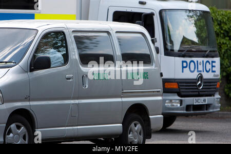 © ricca Bowen. 27/05/2012. Bracknell, Berkshire, Regno Unito un ambulanza arriva alla scena della morte sospetta dopo la scoperta del corpo di una donna in Bracknell questa mattina (27/52012). Forze di polizia sono chiamati a un indirizzo in Bay Drive, Bullbrook appena prima del 8am dove hanno scoperto un corpo di una donna nel suo ventenne. Lei è stato dichiarato morto in scena dal personale paramedico Credito Foto : ricco Bowen Foto Stock