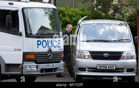 © ricca BOWEN 27/05/2012. Bracknell, Berkshire, Regno Unito un ambulanza arriva alla scena della morte sospetta dopo la scoperta del corpo di una donna in Bracknell questa mattina (27/52012). Forze di polizia sono chiamati a un indirizzo in Bay Drive, Bullbrook appena prima del 8am dove hanno scoperto un corpo di una donna nel suo ventenne. Lei è stato dichiarato morto in scena dal personale paramedico Credito Foto : ricco Bowen Foto Stock