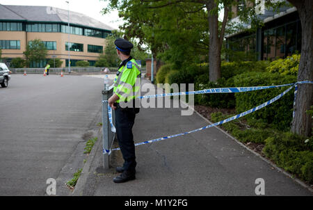 © ricca Bowen. 27/05/2012. Bracknell, Berkshire, Regno Unito La Thames Valley Police ha lanciato un'indagine su una morte sospetta dopo la scoperta del corpo di una donna in Bracknell questa mattina (27/5). Forze di polizia sono chiamati a un indirizzo in Bay Drive, Bullbrook appena prima del 8am dove hanno scoperto un corpo di una donna nel suo ventenne. Lei è stato dichiarato morto in scena dal personale paramedico Credito Foto : ricco Bowen Foto Stock