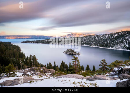 Belle le nuvole in streaming su Emerald Bay in inverno al tramonto vicino a South Lake Tahoe, California. Foto Stock