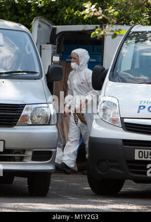 © ricca Bowen. 27/05/2012. Bracknell, Berkshire, Regno Unito Forensic ufficiali di scarpe che porta lontano dalla scena in cui il corpo di 20 anni, la donna è stata trovata questa mattina (27/5/2012). Forze di polizia sono chiamati a un indirizzo in Bay Drive, Bullbrook appena prima del 8am dove hanno scoperto un corpo di una donna nel suo ventenne. Lei è stato dichiarato morto in scena dal personale paramedico Credito Foto : ricco Bowen Foto Stock