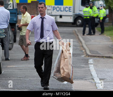 © ricca Bowen. 27/05/2012. Bracknell, Berkshire, Regno Unito La polizia borse e zaini lontano dalla scena in cui il corpo di 20 anni, la donna è stata trovata questa mattina (27/5/2012). Forze di polizia sono chiamati a un indirizzo in Bay Drive, Bullbrook appena prima del 8am dove hanno scoperto un corpo di una donna nel suo ventenne. Lei è stato dichiarato morto in scena dal personale paramedico Credito Foto : ricco Bowen Foto Stock