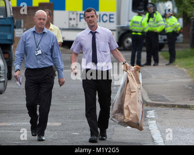 © ricca Bowen. 27/05/2012. Bracknell, Berkshire, Regno Unito La polizia borse e zaini lontano dalla scena in cui il corpo di 20 anni, la donna è stata trovata questa mattina (27/5/2012). Forze di polizia sono chiamati a un indirizzo in Bay Drive, Bullbrook appena prima del 8am dove hanno scoperto un corpo di una donna nel suo ventenne. Lei è stato dichiarato morto in scena dal personale paramedico Credito Foto : ricco Bowen Foto Stock