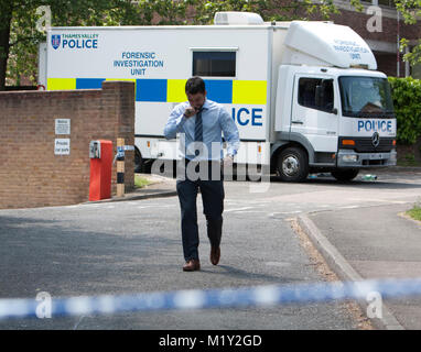 © ricca Bowen. 27/05/2012. Bracknell, Berkshire, Regno Unito La Thames Valley Police ha lanciato un'indagine su una morte sospetta dopo la scoperta di un corpo womanÕs in Bracknell questa mattina (27/5). Forze di polizia sono chiamati a un indirizzo in Bay Drive, Bullbrook appena prima del 8am dove hanno scoperto un corpo di una donna nel suo ventenne. Lei è stato dichiarato morto in scena dal personale paramedico Credito Foto : ricco Bowen Foto Stock