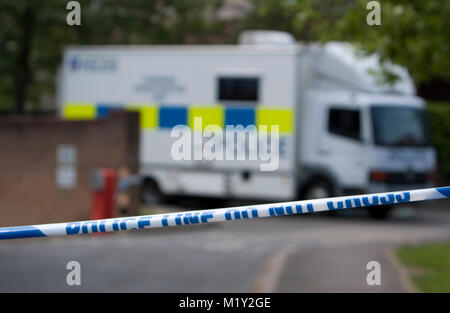 © ricca Bowen. 27/05/2012. Bracknell, Berkshire, Regno Unito La Thames Valley Police ha lanciato un'indagine su una morte sospetta dopo la scoperta del corpo di una donna in Bracknell questa mattina (27/5). Forze di polizia sono chiamati a un indirizzo in Bay Drive, Bullbrook appena prima del 8am dove hanno scoperto un corpo di una donna nel suo ventenne. Lei è stato dichiarato morto in scena dal personale paramedico Credito Foto : ricco Bowen Foto Stock