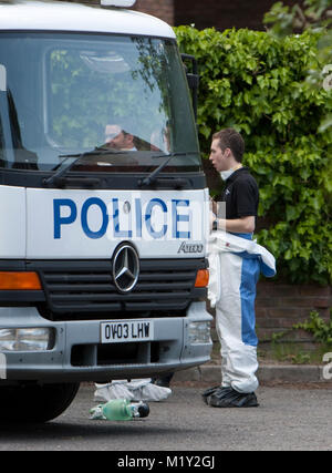 © ricca Bowen. 27/05/2012. Bracknell, Berkshire, Regno Unito La Thames Valley Police ha lanciato un'indagine su una morte sospetta dopo la scoperta di un corpo womanÕs in Bracknell questa mattina (27/5). Forze di polizia sono chiamati a un indirizzo in Bay Drive, Bullbrook appena prima del 8am dove hanno scoperto un corpo di una donna nel suo ventenne. Lei è stato dichiarato morto in scena dal personale paramedico Credito Foto : ricco Bowen Foto Stock