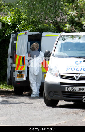 © ricca Bowen. 27/05/2012. Bracknell, Berkshire, Regno Unito La Thames Valley Police ha lanciato un'indagine su una morte sospetta dopo la scoperta di un corpo womanÕs in Bracknell questa mattina (27/5). Forze di polizia sono chiamati a un indirizzo in Bay Drive, Bullbrook appena prima del 8am dove hanno scoperto un corpo di una donna nel suo ventenne. Lei è stato dichiarato morto in scena dal personale paramedico Credito Foto : ricco Bowen Foto Stock