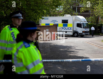 © ricca Bowen. 27/05/2012. Bracknell, Berkshire, Regno Unito La Thames Valley Police ha lanciato un'indagine su una morte sospetta dopo la scoperta del corpo di una donna in Bracknell questa mattina (27/5). Forze di polizia sono chiamati a un indirizzo in Bay Drive, Bullbrook appena prima del 8am dove hanno scoperto un corpo di una donna nel suo ventenne. Lei è stato dichiarato morto in scena dal personale paramedico Credito Foto : ricco Bowen Foto Stock