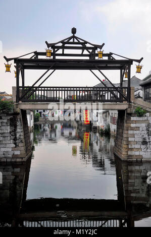 Il 25 luglio 2015. Tongli Town, Cina. Un unico ponte di legno all'ingresso intoTongli città perla della Pagoda scenic area nella provincia di Jiangsu Cina al du Foto Stock