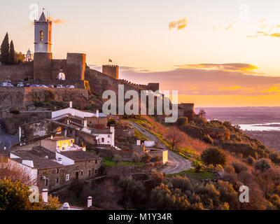 Monsaraz nella regione Alentejo, Portogallo, al tramonto. Foto Stock