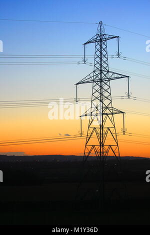 Elettricità pilone di torre con un tramonto colorato, Bedfordshire, England, Regno Unito Foto Stock