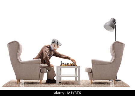 Senior giocando una partita di scacchi da se stesso isolato su sfondo bianco Foto Stock