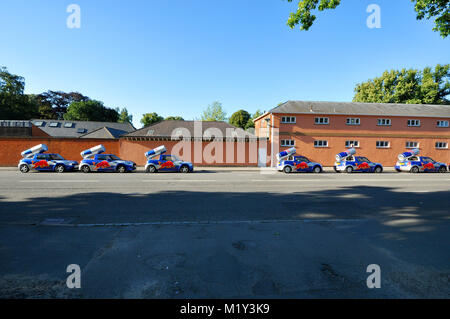 Red Bull promozionali Mini vetture allineate fuori Royal Ascot racecourse durante la Red Bull Air Race evento, Berkshire, Regno Unito. Fila di lattine grandi Foto Stock
