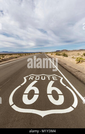 Route 66 segno marciapiede nei pressi di Amboy nel profondo della California Mojave Desert. Foto Stock