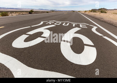 Route 66 segno marciapiede nei pressi di Amboy in California Mojave Desert. Foto Stock