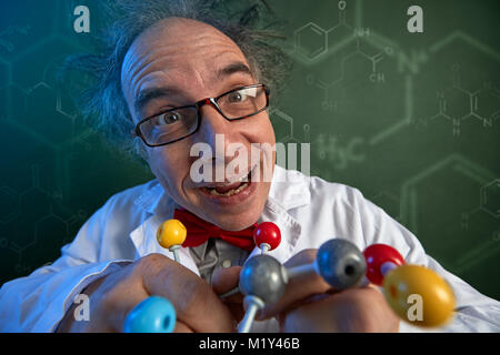 Scienziato con sorriso wacky azienda struttura molecolare modello Foto Stock