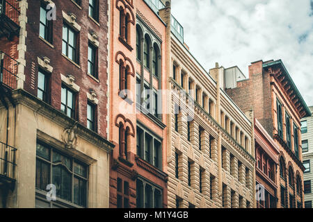 Fila di vintage New York City Apartment edifici in una varietà di mattoni e arenaria di facciate Foto Stock