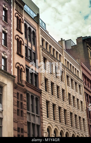 Fila di vintage New York City Apartment edifici in una varietà di mattoni e arenaria di facciate Foto Stock