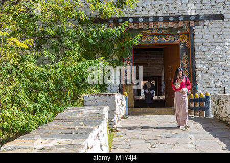 Paro, Bhutan. Ponte coperto che conduce al Paro Dzong (fortezza). Foto Stock