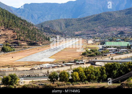 Paro, Bhutan. Paro e pista di aeroporto e colline. Foto Stock