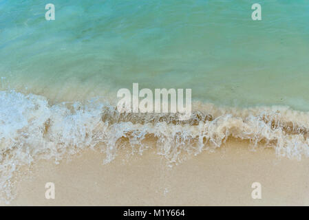 Onde sulla riva idilliaca della Eagle Beach, Aruba Foto Stock