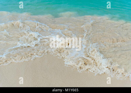 Onde sulla riva idilliaca della Eagle Beach, Aruba Foto Stock