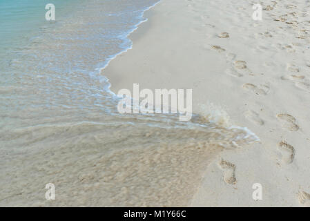 Onde sulla riva idilliaca della Eagle Beach, Aruba Foto Stock