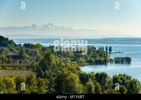 Vista sul lago di Costanza nel retro delle alpi svizzere con il Säntis, Uhldingen-Mühlhofen, Baden-Württemberg, Germania Foto Stock