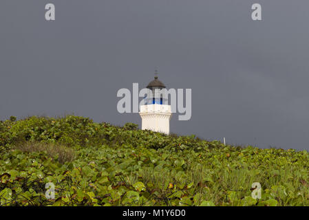 Vista del faro di Arecibo da Poza del Obispo Beach, Arecibo Puerto Rico Foto Stock