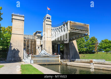 Sollevamento della nave Peterborough, Trent-Severn fluviale, Peterborough, Ontario, Canada Foto Stock