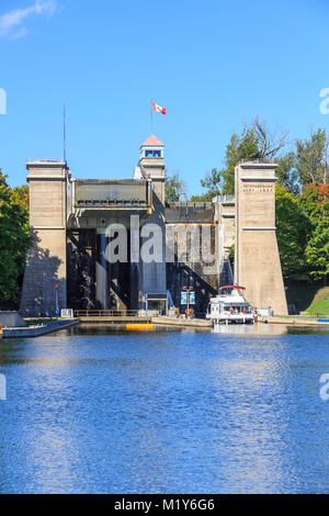 Sollevamento della nave Peterborough, Trent-Severn fluviale, Peterborough, Ontario, Canada Foto Stock