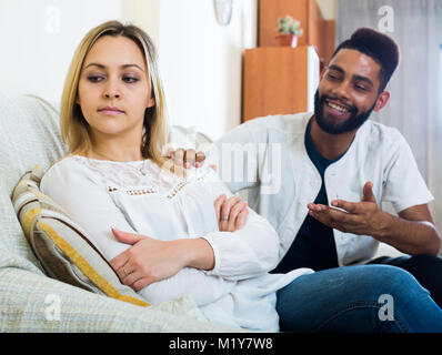 Positivo nero marito consolante offeso moglie dopo la disputa interna Foto Stock