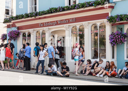 Accesso a "L'Edinburgh Lanificio' shop di fronte al Castello di Windsor resa difficile dai turisti bloccando ingresso del negozio. Windsor, Berkshire, Inghilterra. Foto Stock