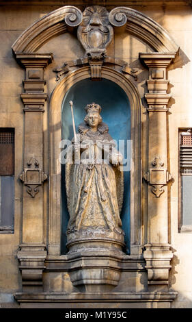 Londra, Inghilterra, Regno Unito. Statua della Regina Elisabetta I sulla facciata della St Dunstan nella Chiesa occidentale, Fleet Street. Datata c1670-99, la statua originariamente.... Foto Stock