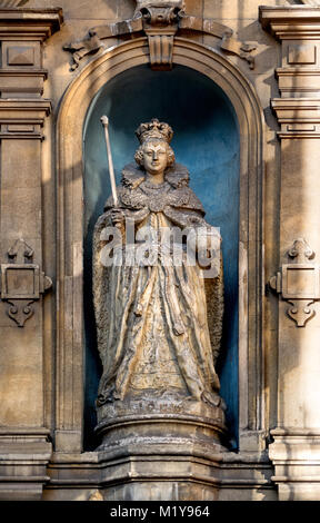 Londra, Inghilterra, Regno Unito. Statua della Regina Elisabetta I sulla facciata della St Dunstan nella Chiesa occidentale, Fleet Street. Datata c1670-99, la statua originariamente.... Foto Stock