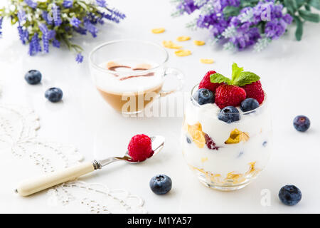 Sana colazione piena di vitamine e probiotici. Yogurt, cereali e frutta. Foto Stock