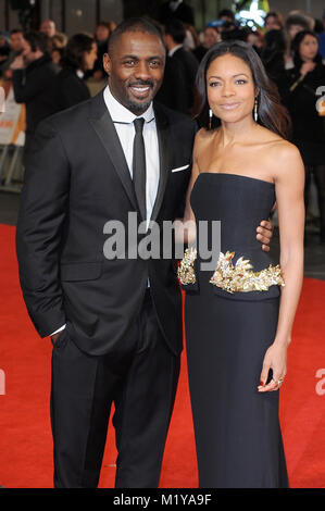 Idris Elba e Naomie Harris frequentare il Royal film performance di Mandela: Lungo cammino verso la libertà, Odeon Leicester Square, Londra. © Paul Treadway Foto Stock