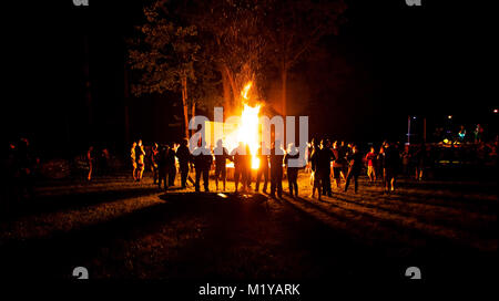 Grande festa al campo di fuoco di notte con una fase Foto Stock