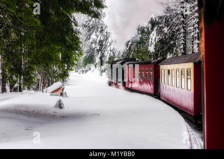 Viaggio in treno per il Brocken attraverso il paesaggio invernale Foto Stock