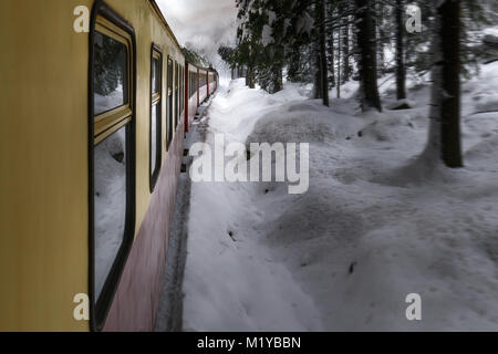 Viaggio in treno per il Brocken attraverso il paesaggio invernale Foto Stock